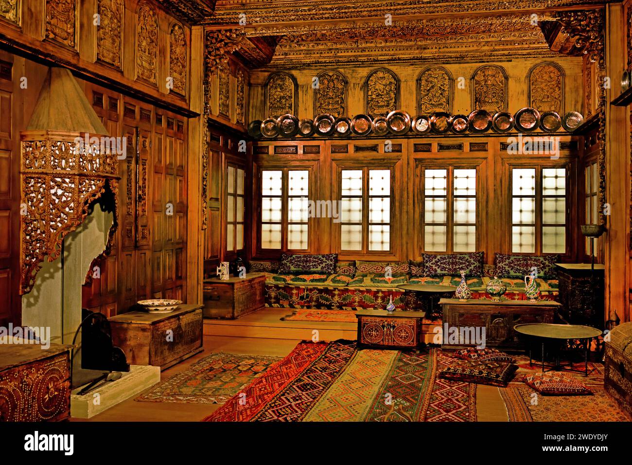 Sala di ricevimento da una casa a Kozani, Macedonia, metà del XVIII secolo. Museo Benaki Atene Grecia. Intaglio in legno con elementi dorati, argentati e dipinti, arte neo-ellenica, Foto Stock