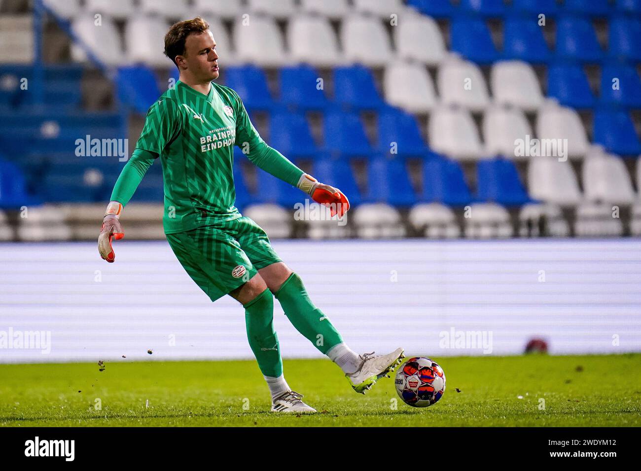 Doetinchem, Paesi Bassi. 22 gennaio 2024. DOETINCHEM, PAESI BASSI - 22 GENNAIO: Il portiere Niek Schiks di Jong PSV passa il pallone durante la partita olandese Keuken Kampioen Divisie tra De Graafschap e Jong PSV allo Stadion De Vijverberg il 22 gennaio 2024 a Doetinchem, Paesi Bassi. (Foto di Rene Nijhuis/Orange Pictures) credito: dpa/Alamy Live News Foto Stock