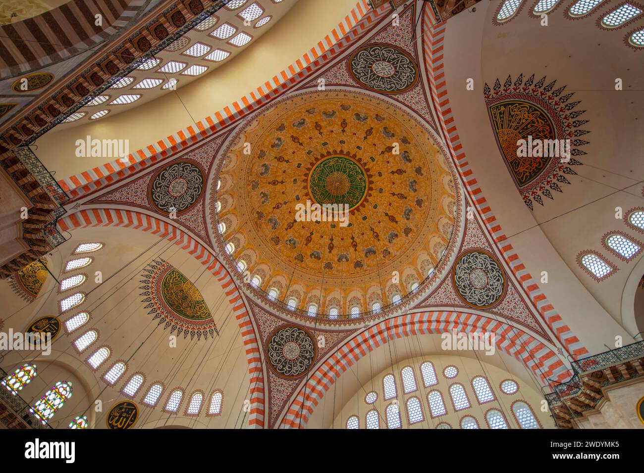 Soffitto della Moschea Suleymaniye Camii. La moschea è una moschea imperiale ottomana a Fatih, nella storica Istanbul, in Turchia. Le aree storiche di Istanbul sono un Worl Foto Stock