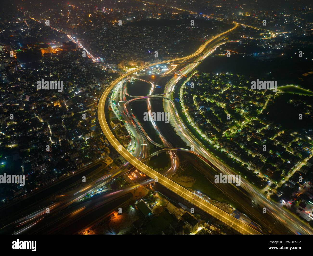 Vista aerea della superstrada sopraelevata di Dacca di notte a Dacca, Bangladesh. Foto Stock