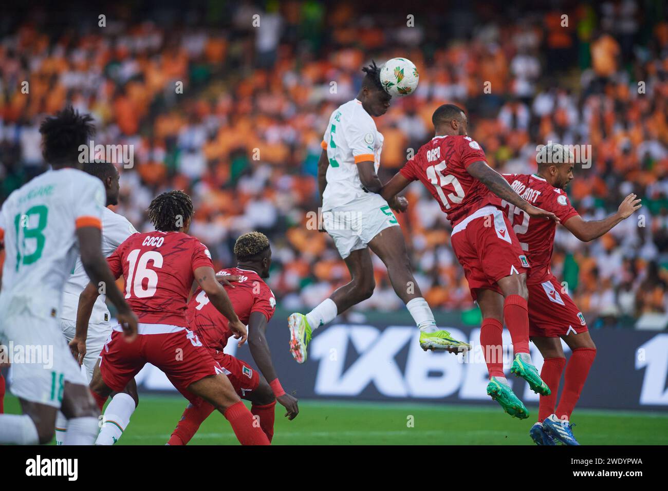 Duello aereo in un angolo tra i giocatori ivoriani e della Guinea Equatoriale Foto Stock