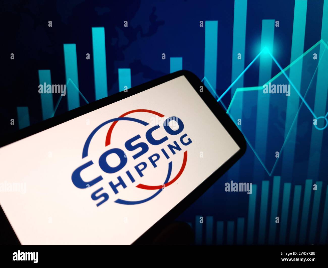 Konskie, Polonia - 22 gennaio 2024: Logo della società COSCO Shipping visualizzato sullo schermo del telefono cellulare Foto Stock