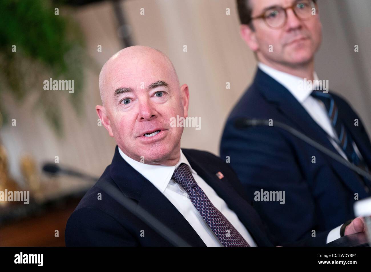 Washington, Stati Uniti. 22 gennaio 2024. Il Segretario del Dipartimento per la sicurezza interna degli Stati Uniti Alejandro Mayorkas partecipa a un incontro con la Task Force del Presidente Joe Biden sull'accesso alla salute riproduttiva per celebrare il 51° anniversario della decisione Roe contro Wade nella sala da pranzo statale della Casa Bianca a Washington, DC lunedì, 22 gennaio 2024. Foto di Bonnie Cash/UPI credito: UPI/Alamy Live News Foto Stock