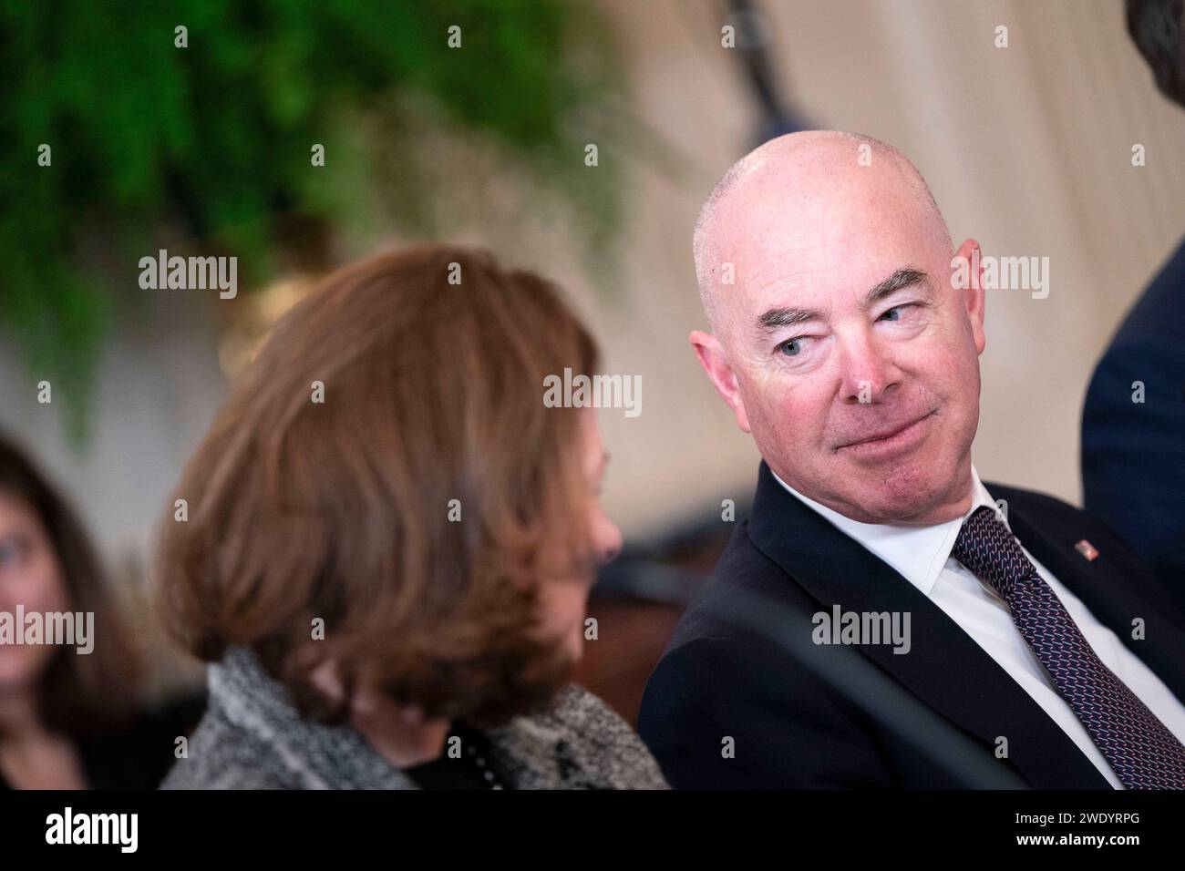 Washington, Stati Uniti. 22 gennaio 2024. Il Segretario del Dipartimento per la sicurezza interna degli Stati Uniti Alejandro Mayorkas parla con il Direttore del Consiglio per la politica di genere della Casa Bianca Jennifer Klein prima di un incontro con la task force del presidente Joe Biden sull'accesso alla salute riproduttiva per celebrare il 51 ° anniversario della decisione Roe contro Wade nello Stato sala da pranzo della Casa Bianca a Washington, DC lunedì 22 gennaio 2024. Foto di Bonnie Cash/UPI credito: UPI/Alamy Live News Foto Stock