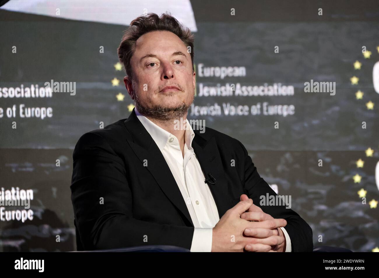 Il miliardario americano Elon Musk parla durante una conversazione con Ben Shapiro, un giornalista politico ebreo e emittente televisiva sull'antisemitismo online durante il simposio della European Jewish Association (EJA) nel Centro conferenze dell'hotel Doubletree Hilton a Cracovia, in Polonia, il 22 gennaio 2024. Elon Musk visitò la Polonia su invito dell'EJA per mostrare il suo sostegno alla lotta ebraica contro l'antisemitismo. Elon Musk è stato accusato di antisemitismo dopo che alcuni post antisemiti sono stati pubblicati su X platform. Foto Stock