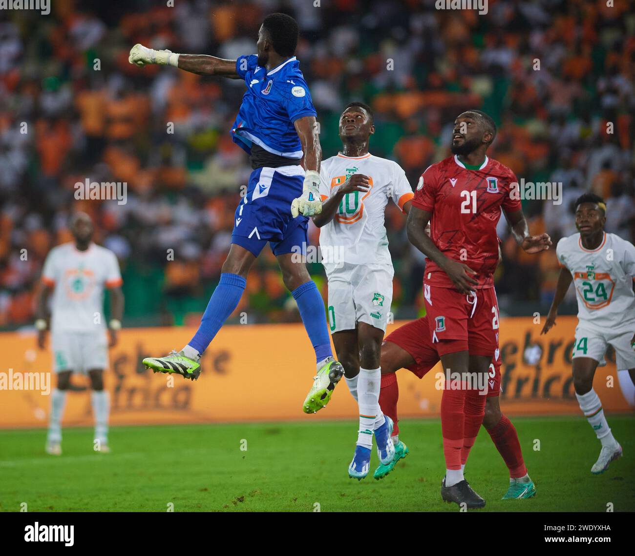 Il portiere equatoriale della Guinea Jesús Owono ha dato il via alla palla con i pugni Foto Stock