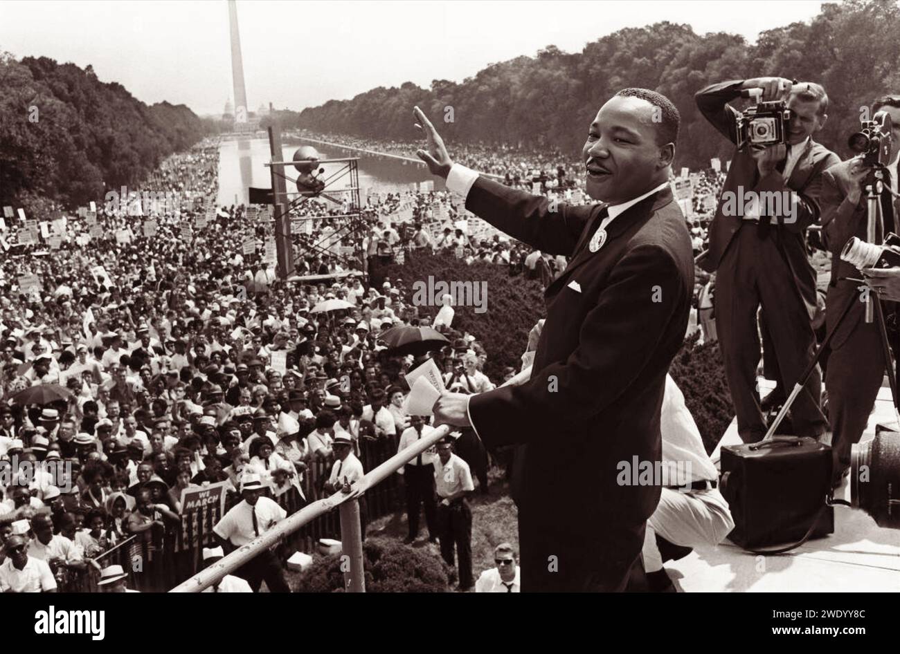 Martin Luther King Jr. Salutando il Lincoln Memorial alla marcia su Washington per il lavoro e la libertà dove King pronunciò il suo discorso "i Have a Dream" il 28 agosto 1963. (USA) Foto Stock
