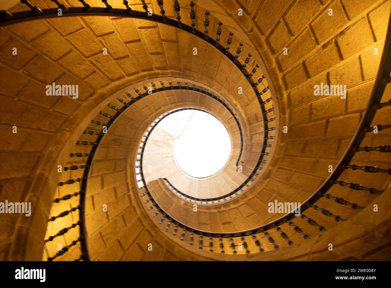 Scala a chiocciola dell'antico convento di Santo Domingo de Bonaval a Santiago de Compostela Foto Stock