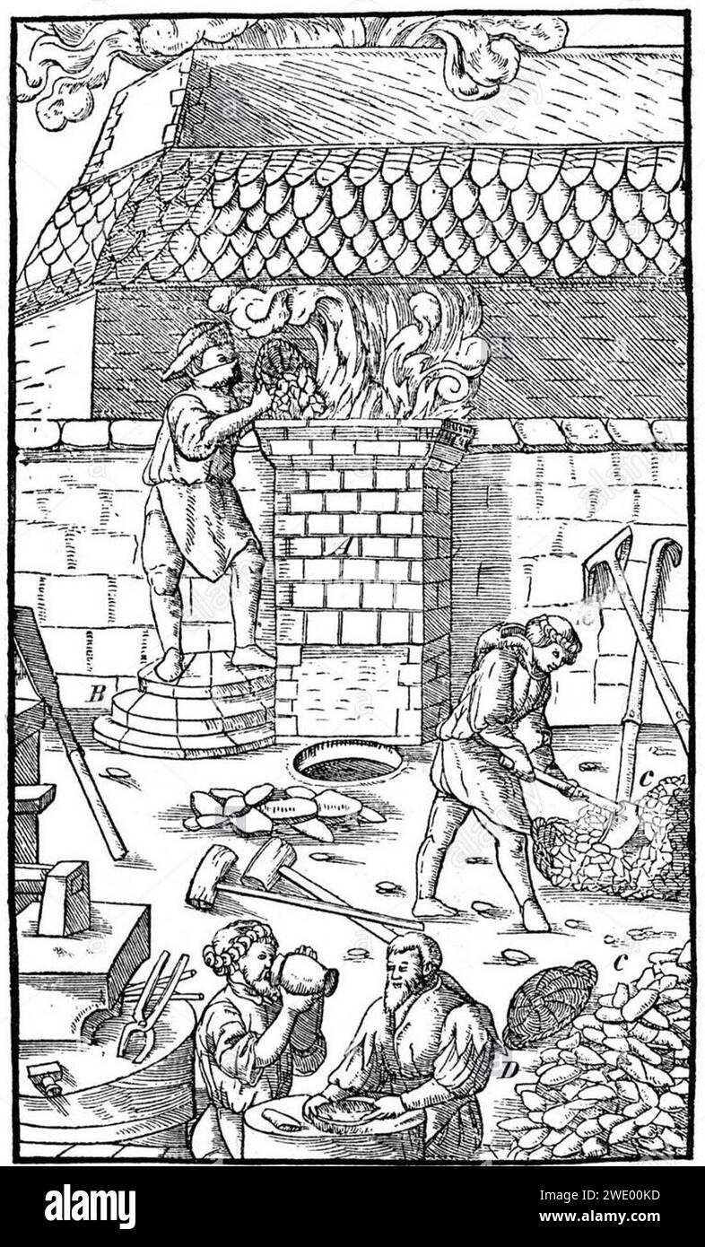 Agricola 1556 De re metallica libri XII — von einer Luppe werden Schlackereste entfernt. Foto Stock