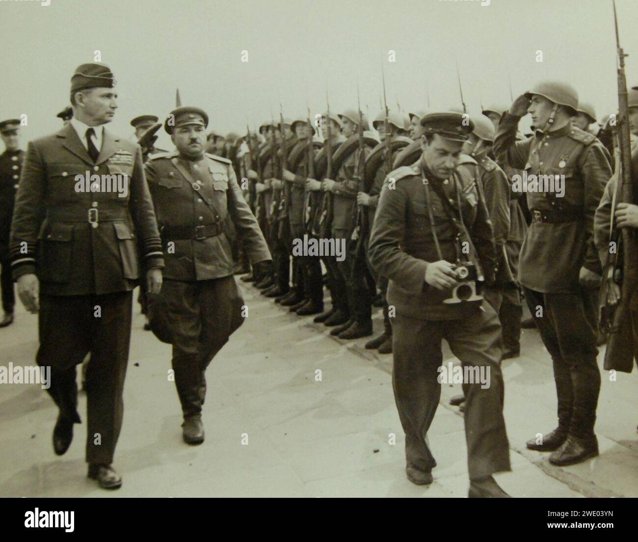 Air Chief Marshall Air Arthur Tedder, ispeziona la Guardia d'Onore russa, Berlino, Germania, 1945 (22060207970). Foto Stock