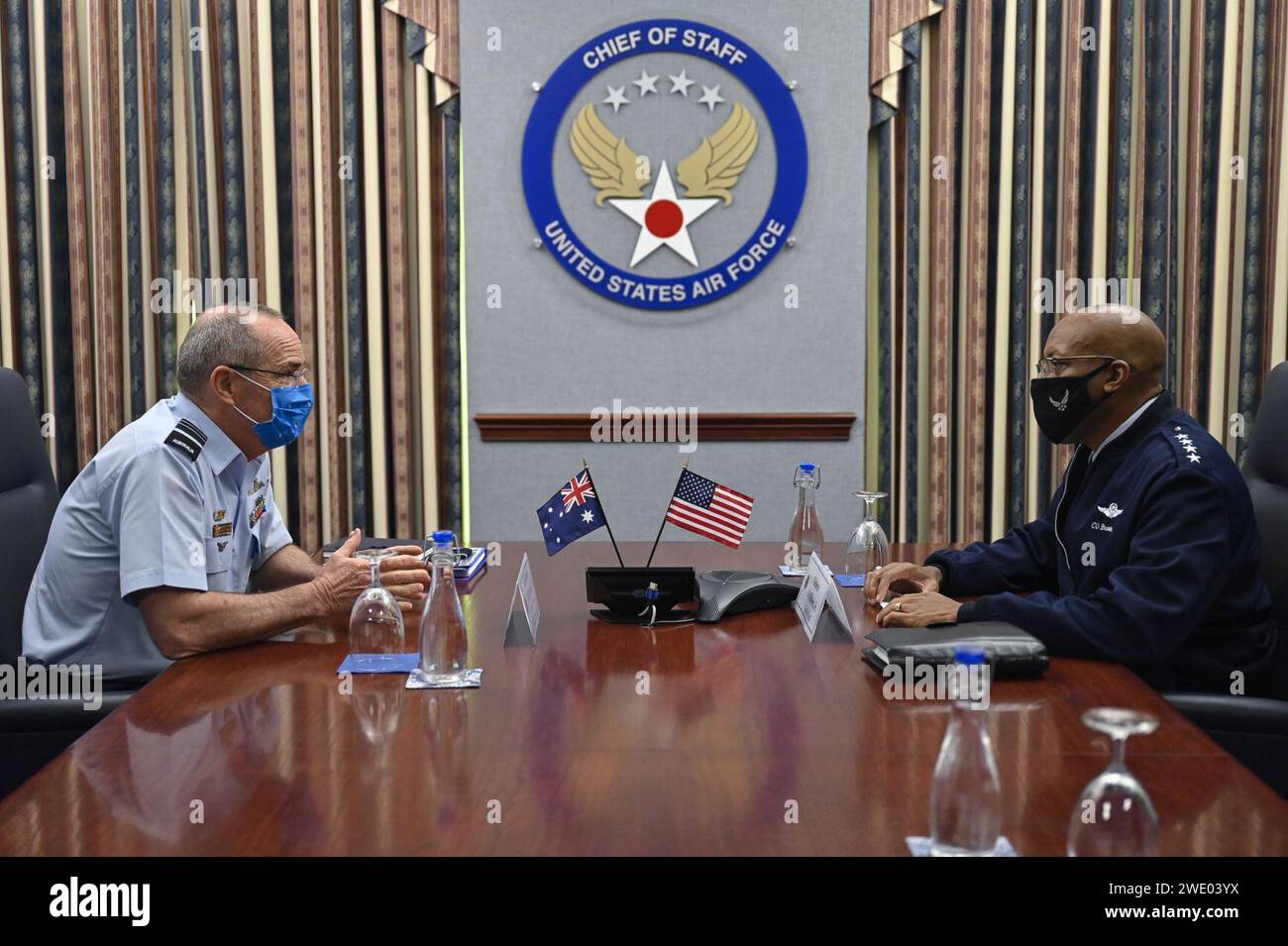 Air Marshal Melvin Hupfeld General CQ Brown, Jr durante un incontro al Pentagono, 8 settembre 2021. Foto Stock
