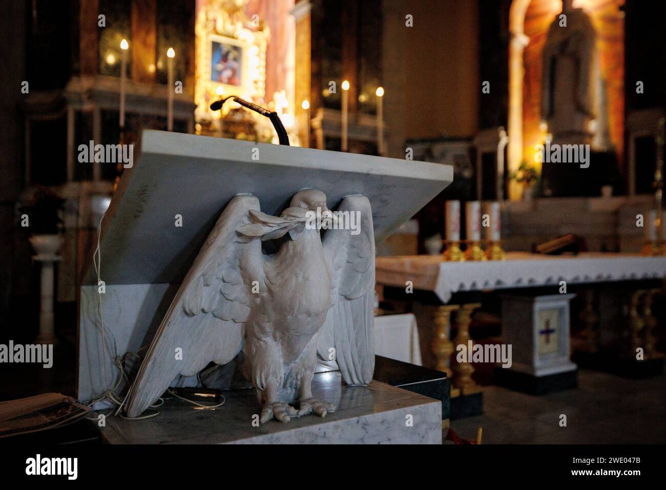 Elegante Lectern di marmo adornato con una scultura di Angelo nel tranquillo interno di Santa Maria delle Fornaci, Roma Foto Stock
