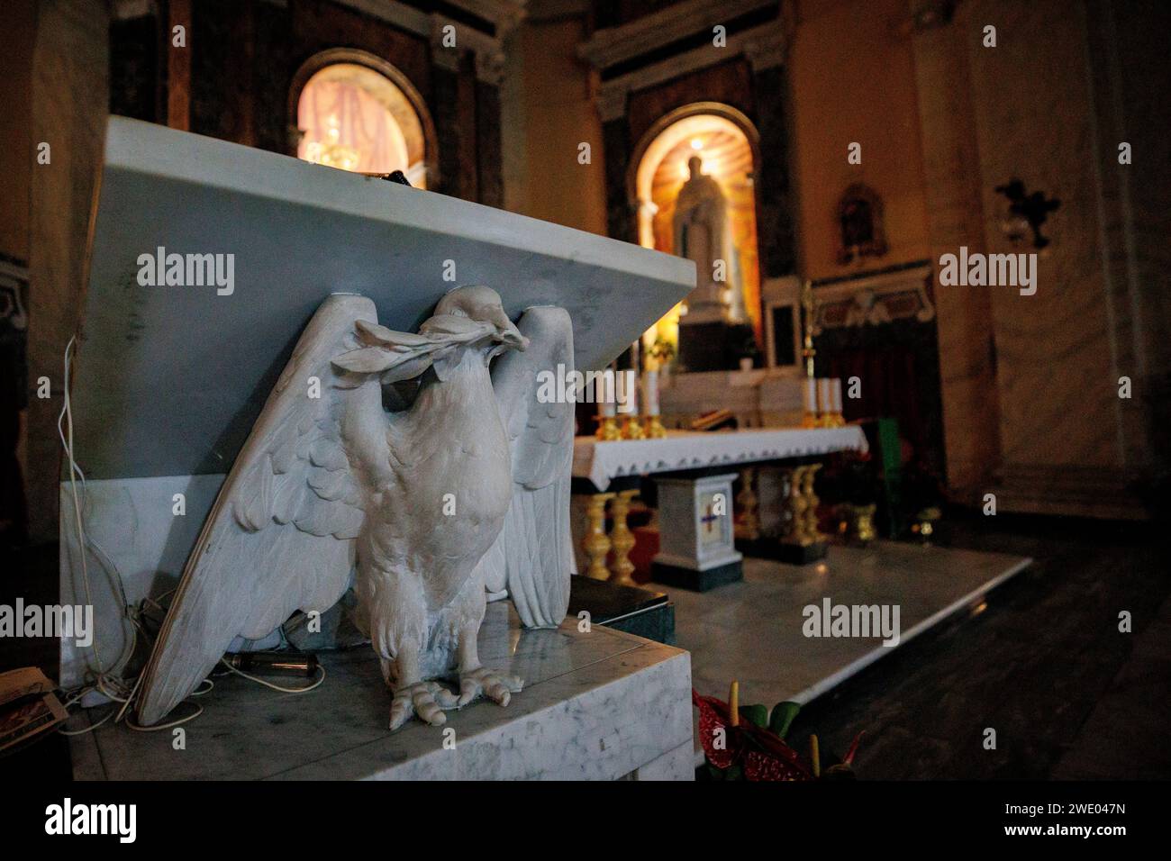 Elegante Lectern di marmo adornato con una scultura di Angelo nel tranquillo interno di Santa Maria delle Fornaci, Roma Foto Stock