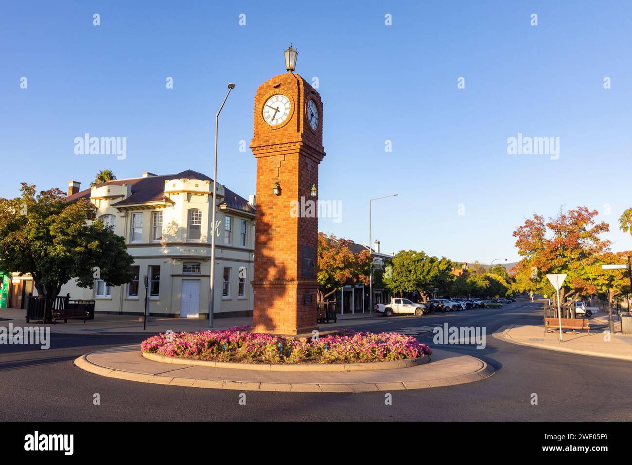 Centro di Mudgee all'alba, l'orologio Mudgee Memorial eretto in omaggio a coloro che morirono nella seconda guerra mondiale, nuovo Galles del Sud, Australia, 2024 Foto Stock