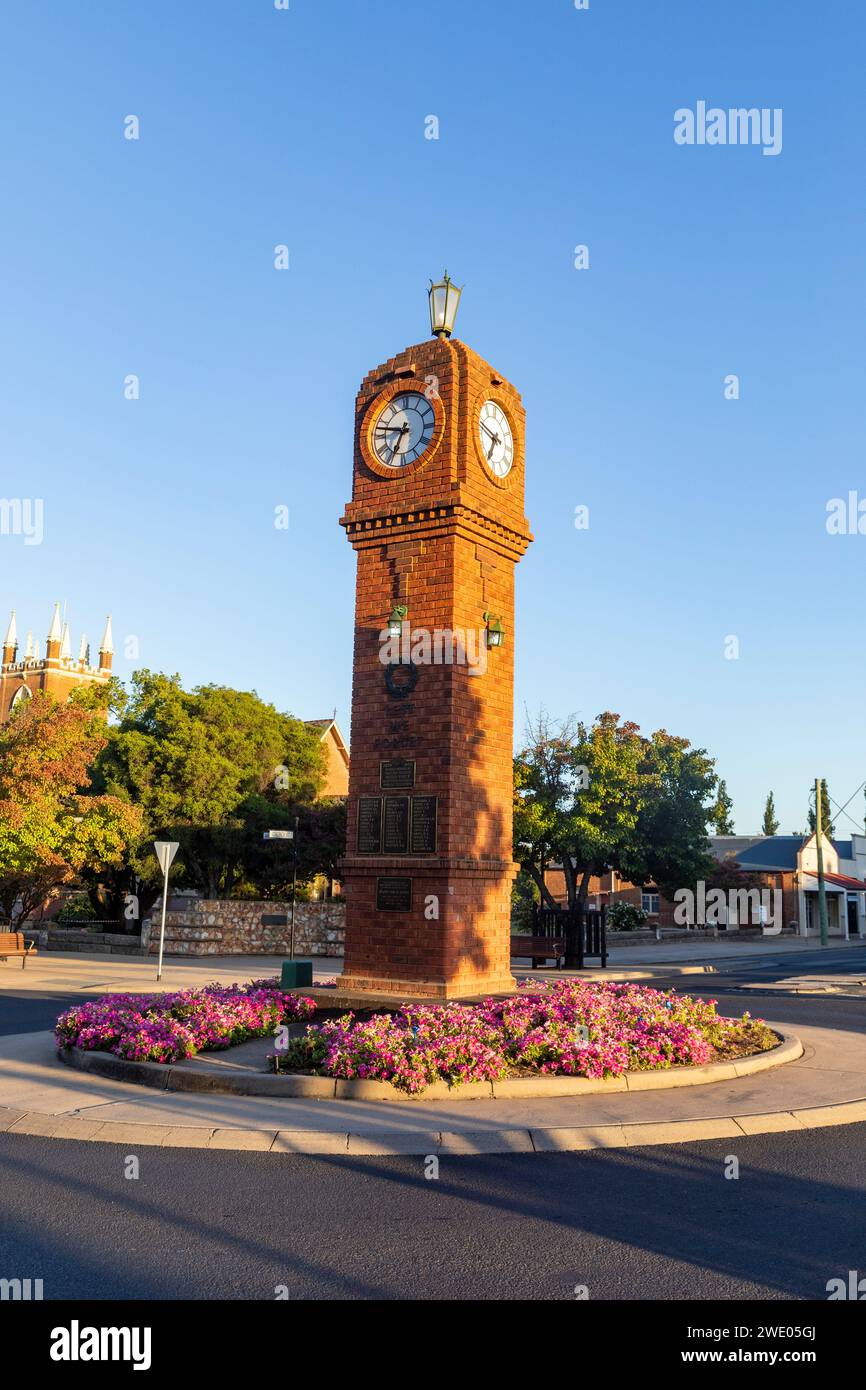 Centro di Mudgee all'alba, l'orologio Mudgee Memorial eretto in omaggio a coloro che morirono nella seconda guerra mondiale, nuovo Galles del Sud, Australia, 2024 Foto Stock