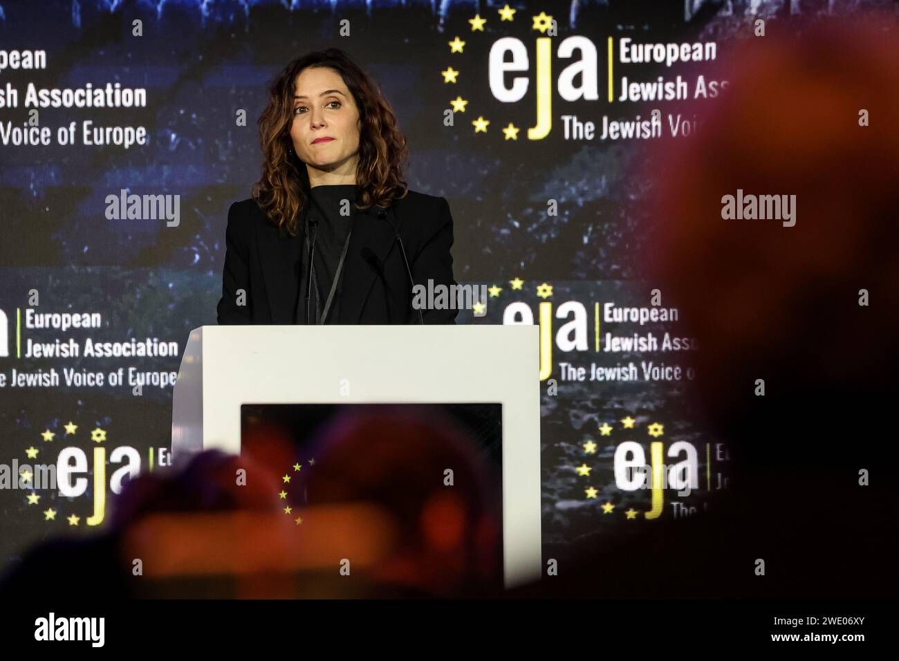 Il Presidente di Madrid, Isabel Díaz Ayuso parla durante il simposio dell'Associazione ebraica europea - la voce ebraica dell'Europa nella sala conferenze dell'hotel Doubletree Hilton a Cracovia, in Polonia, il 22 gennaio 2024. L'incontro discute dell'aumento dell'antisemitismo in Europa dopo il brutale attacco del 7 ottobre 2023 e la guerra israeliana nella Striscia di Gaza. Foto Stock