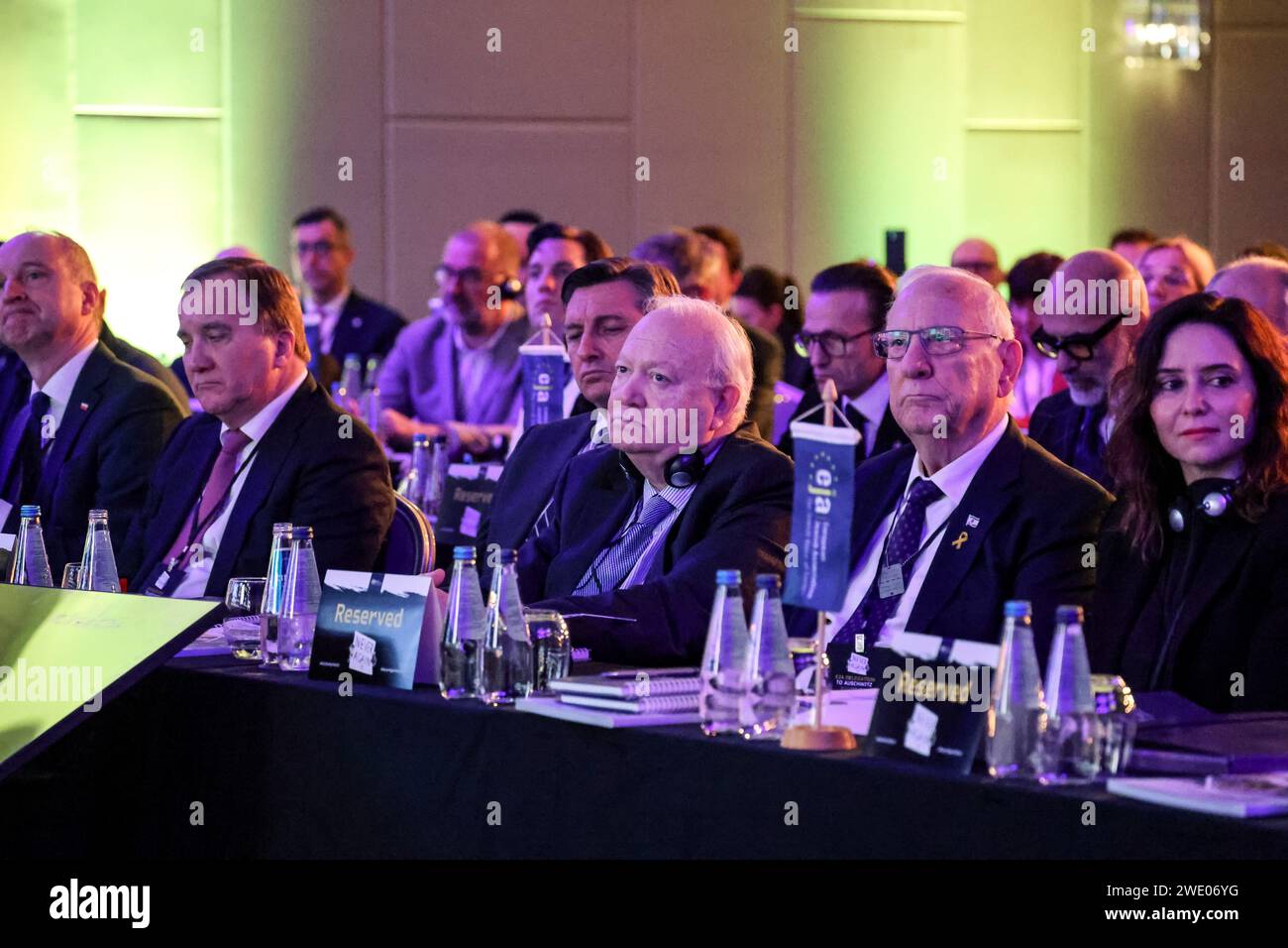 (L-R) Stefan Löfven, ex primo ministro di Swedden, Borut Pahor ex presidente della Slovenia , Manuel Angel Moratinos, Sottosegretario generale delle Nazioni Unite, alto rappresentante dell'UNAOC, Reuven Rivlin, decimo presidente dello Stato di Israele, presidente di Madrid, Isabel Díaz Ayuso partecipa al simposio dell'Associazione ebraica europea - The Jewish Voice of Europe nella sala conferenze dell'hotel Doubletree Hilton a Cracovia, in Polonia, il 22 gennaio 2024. L'incontro discute dell'aumento dell'antisemitismo in Europa dopo il brutale attacco del 7 ottobre 2023 e la guerra israeliana nella Striscia di Gaza. Foto Stock (L-R) Stefan Löfven, ex primo ministro di Swedden, Borut Pahor ex presidente della Slovenia , Manuel Angel Moratinos, Sottosegretario generale delle Nazioni Unite, alto rappresentante dell'UNAOC, Reuven Rivlin, decimo presidente dello Stato di Israele, presidente di Madrid, Isabel Díaz Ayuso partecipa al simposio dell'Associazione ebraica europea - The Jewish Voice of Europe nella sala conferenze dell'hotel Doubletree Hilton a Cracovia, in Polonia, il 22 gennaio 2024. L'incontro discute dell'aumento dell'antisemitismo in Europa dopo il brutale attacco del 7 ottobre 2023 e la guerra israeliana nella Striscia di Gaza. Foto Stock