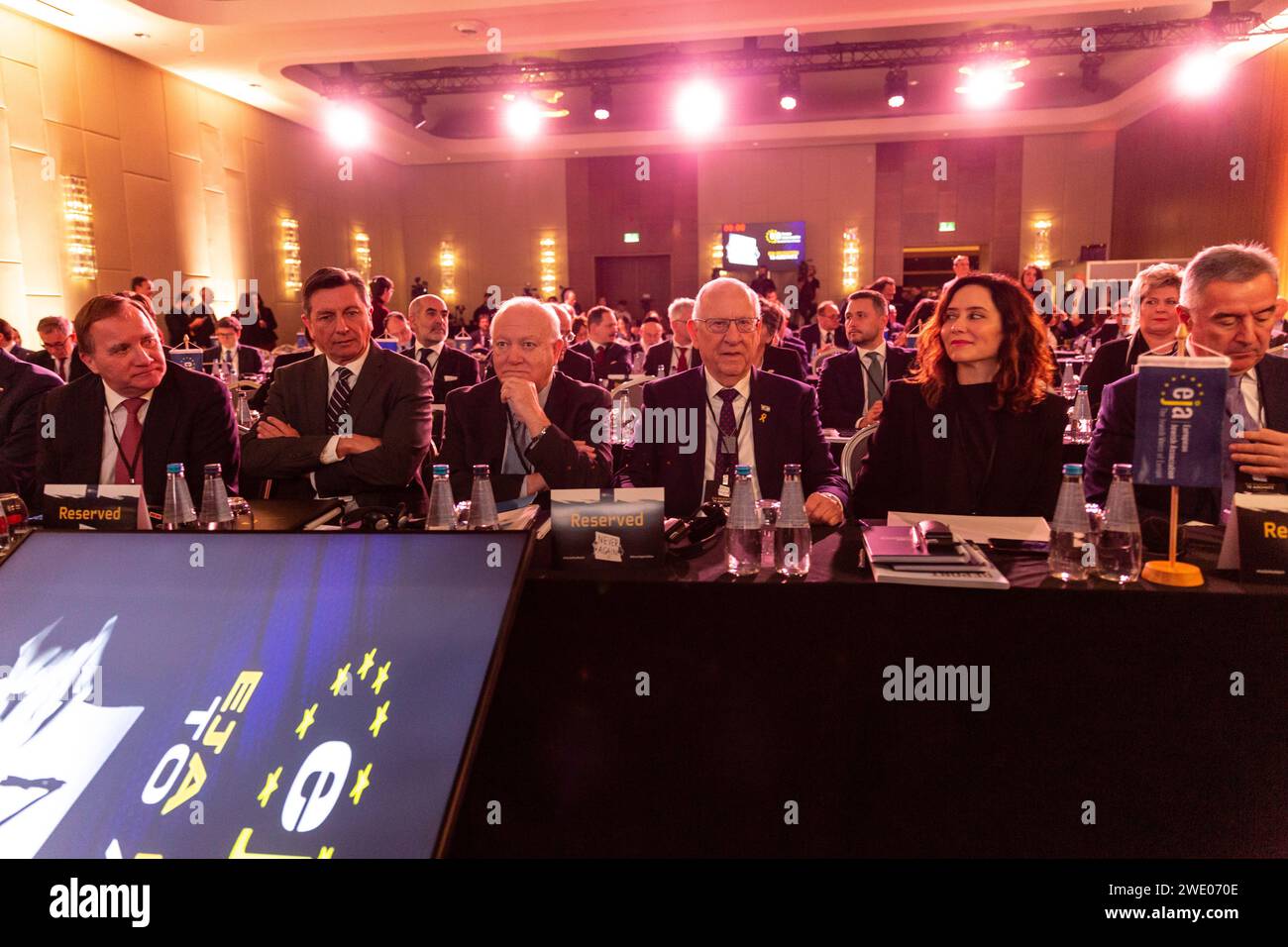 Stefan Löfven, ex primo ministro di Swedden (prima a sinistra), Borut Pahor ex presidente della Slovenia (seconda a sinistra), Manuel Angel Moratinos, Sottosegretario generale delle Nazioni Unite, alto rappresentante dell'UNAOC (terza a sinistra), Reuven Rivlin, X presidente dello Stato di Israele (terza a destra), presidente di Madrid, Isabel Díaz Ayuso (seconda a destra) partecipa al simposio dell'Associazione ebraica europea - la voce ebraica dell'Europa nella sala conferenze dell'hotel Doubletree Hilton a Cracovia, in Polonia, il 22 gennaio 2024. L'incontro discute l'aumento dell'antisemitismo in Europa dopo il brutale 7 ottobre 2023 att Foto Stock Stefan Löfven, ex primo ministro di Swedden (prima a sinistra), Borut Pahor ex presidente della Slovenia (seconda a sinistra), Manuel Angel Moratinos, Sottosegretario generale delle Nazioni Unite, alto rappresentante dell'UNAOC (terza a sinistra), Reuven Rivlin, X presidente dello Stato di Israele (terza a destra), presidente di Madrid, Isabel Díaz Ayuso (seconda a destra) partecipa al simposio dell'Associazione ebraica europea - la voce ebraica dell'Europa nella sala conferenze dell'hotel Doubletree Hilton a Cracovia, in Polonia, il 22 gennaio 2024. L'incontro discute l'aumento dell'antisemitismo in Europa dopo il brutale 7 ottobre 2023 att Foto Stock