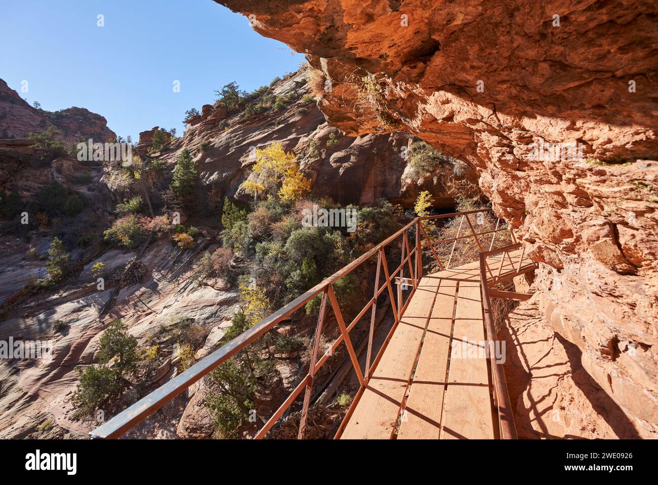 Una passerella avvolge un ripido sbalzo roccioso mentre il sentiero continua verso il canyon. È un sentiero molto popolare nel parco nazionale di zion Foto Stock