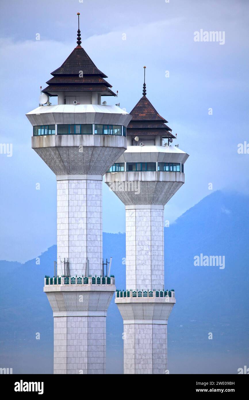 I due minareti della grande Moschea di Bandung o Masjid Raya Bandung a Giava Occidentale, Indonesia. Foto Stock
