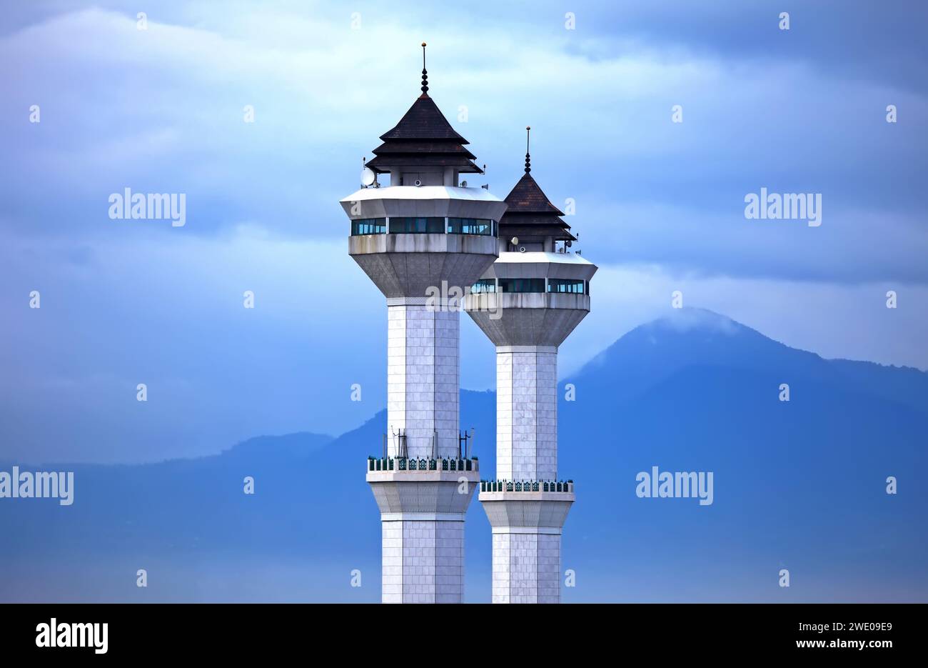 I due minareti della grande Moschea di Bandung o Masjid Raya Bandung a Giava Occidentale, Indonesia. Foto Stock