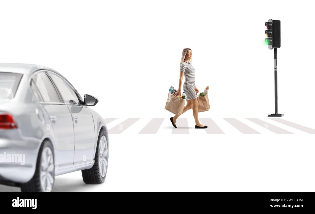 L'auto si ferma presso un cartello pedonale zebra e la donna attraversa con borse di spesa isolate su sfondo bianco Foto Stock