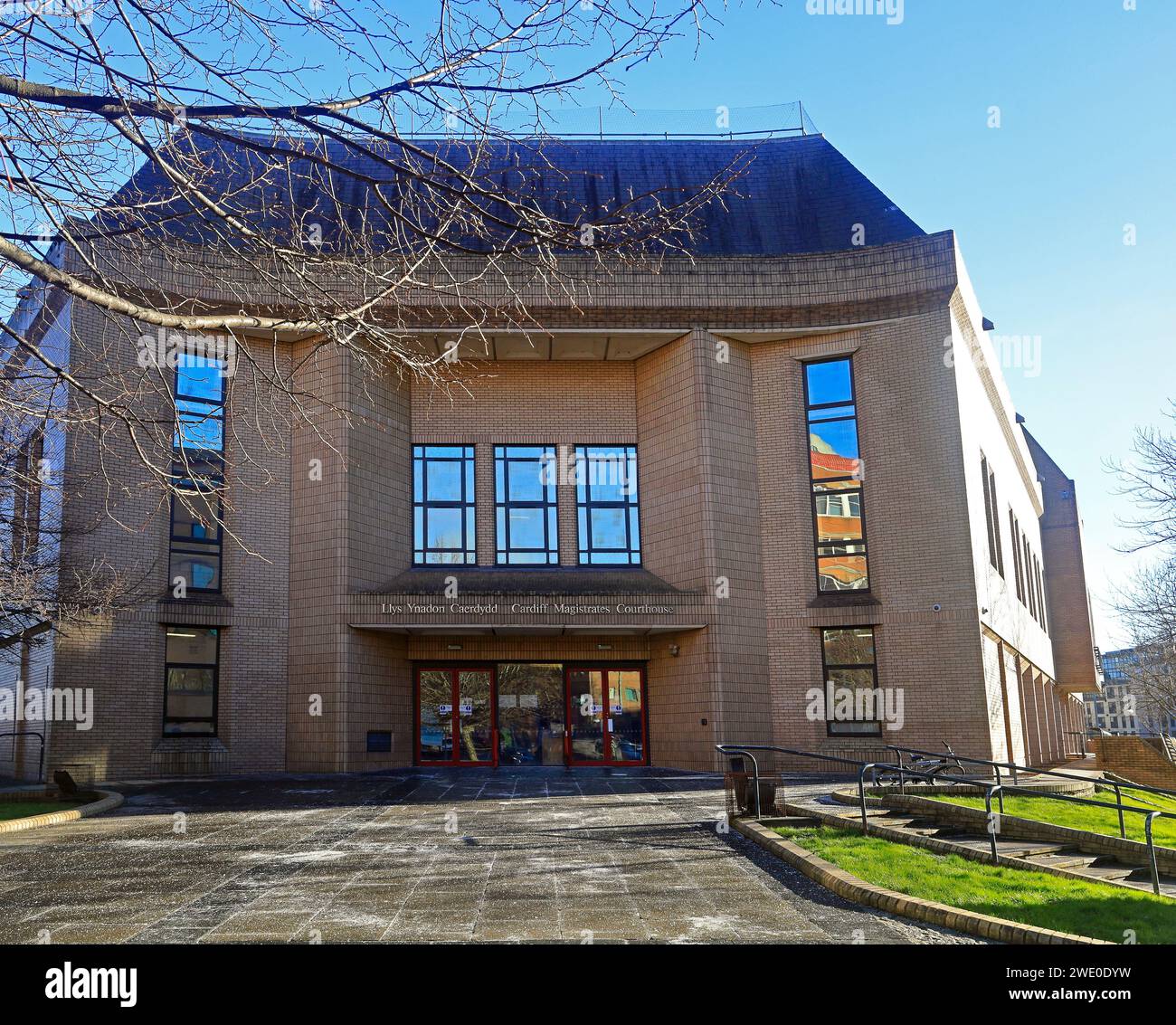 Facciata principale della Cardiff Magistrates Court, Cardiff. Presa nel gennaio 2024 Foto Stock
