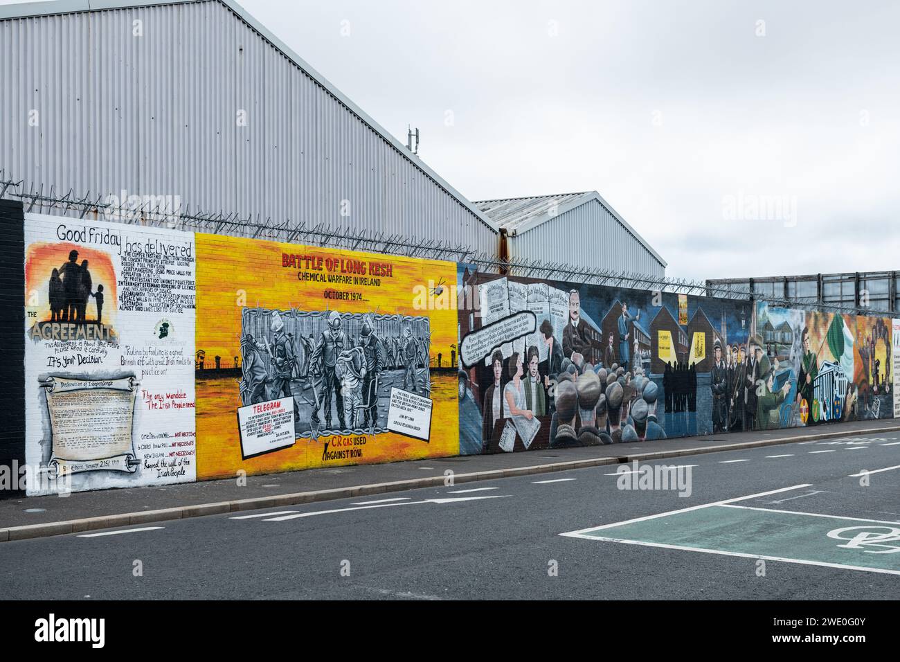 Il muro della Pace nella città di Belfast, Irlanda del Nord Foto Stock