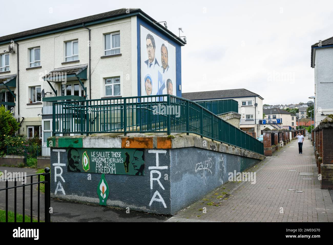 Derry murales nel quartiere cattolico di Bogside, Irlanda del Nord Foto Stock