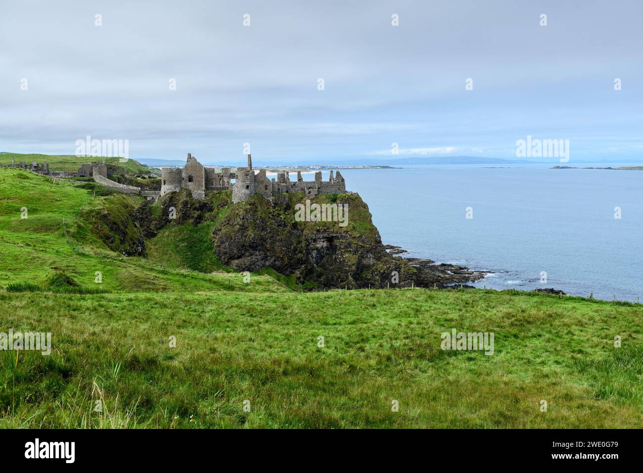 Paesaggio del castello medievale di Dunluce sulla costa settentrionale nella contea di Antrim, Irlanda del Nord, Regno Unito. Foto Stock