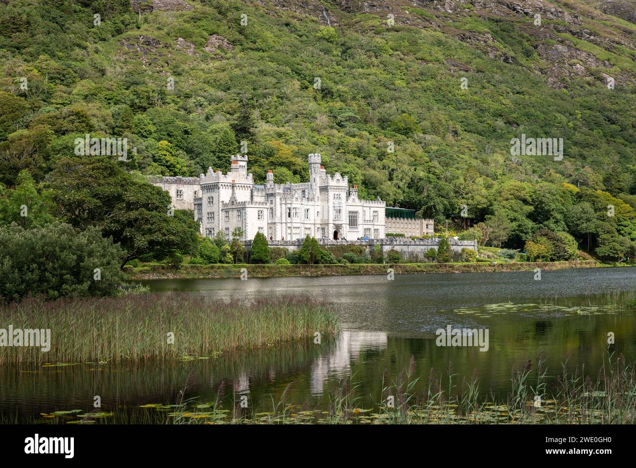 La splendida Abbazia di Kylemore si trova sulle rive del Lago Pollacappul, a Connemara, Galway, Irlanda. Foto Stock