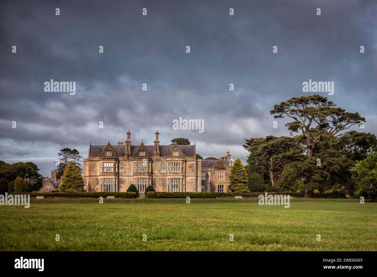 Muckross House, un'imponente residenza vittoriana con giardini e grandi alberi secolari in una soleggiata giornata estiva, nel Parco Nazionale di Killarney, Irlanda Foto Stock
