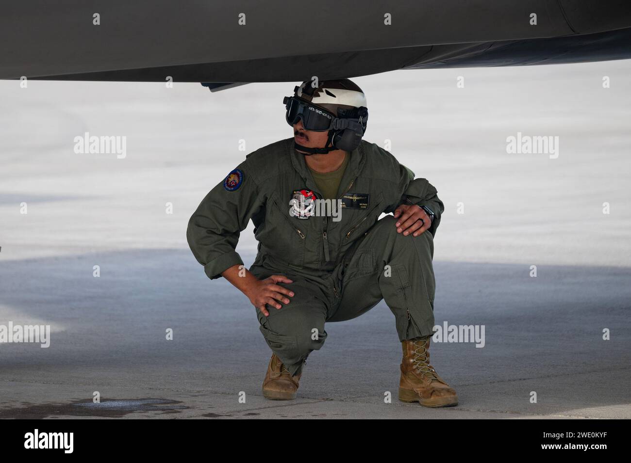 U.S. Marine Corps Lance Cpl. Mauro Munoz assegnato alla Marine Corps Air Station Yuma, Arizona, conduce controlli pre-volo su un F-35B durante Red Flag-24-1 a Nellis Air Force base, Nevada, 17 gennaio 2024. Questa bandiera rossa avrà circa 30 unità e quasi 2.000 partecipanti delle forze statunitensi e alleate. (Foto U.S. Air Force di William R. Lewis) Foto Stock