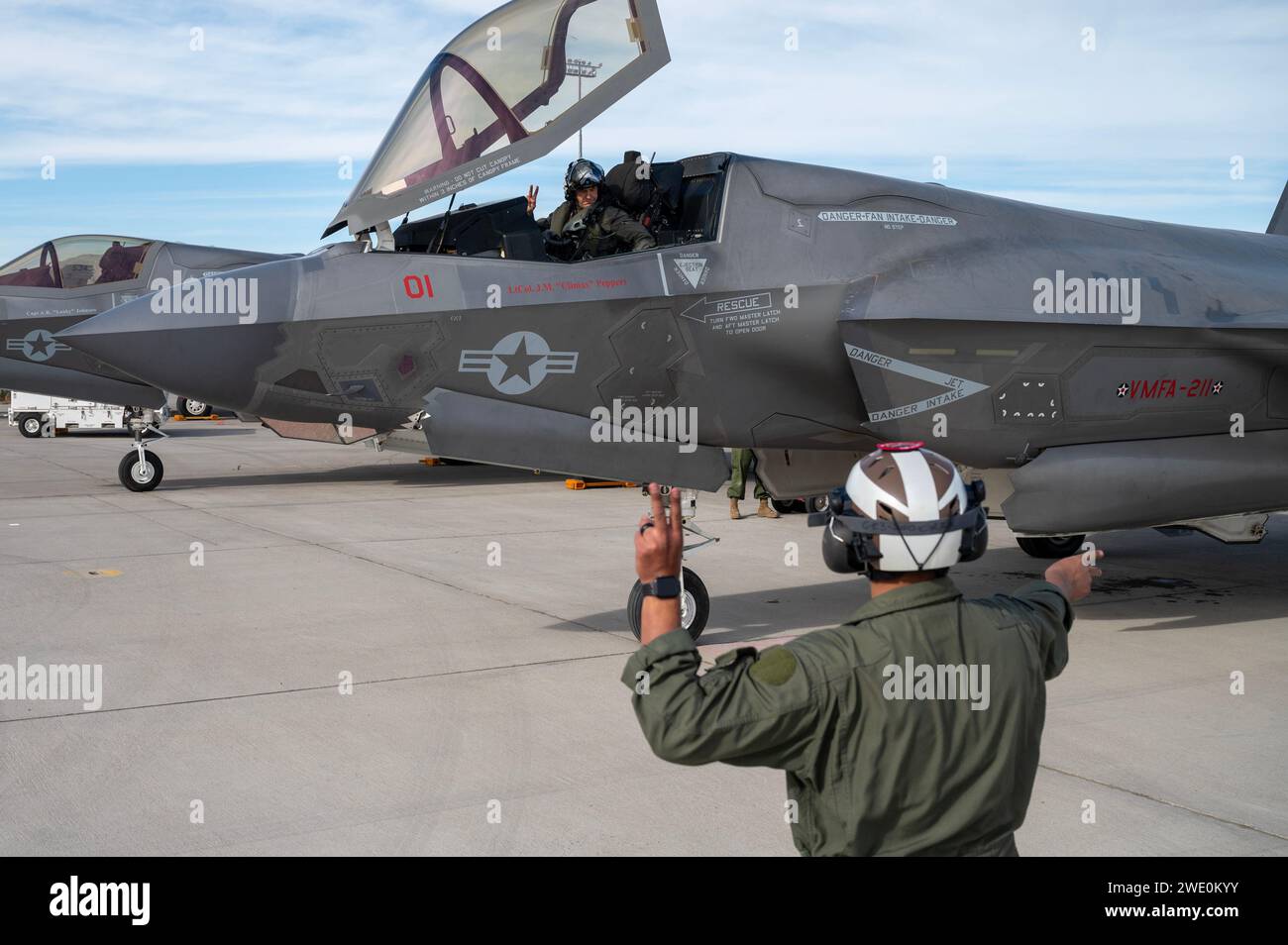 U.S. Marine Corps Lance Cpl. Mauro Munoz assegnato alla Marine Corps Air Station Yuma, Arizona, conduce controlli pre-volo su un F-35B durante Red Flag-24-1 a Nellis Air Force base, Nevada, 17 gennaio 2024. Questa bandiera rossa avrà circa 30 unità e quasi 2.000 partecipanti delle forze statunitensi e alleate. (Foto U.S. Air Force di William R. Lewis) Foto Stock