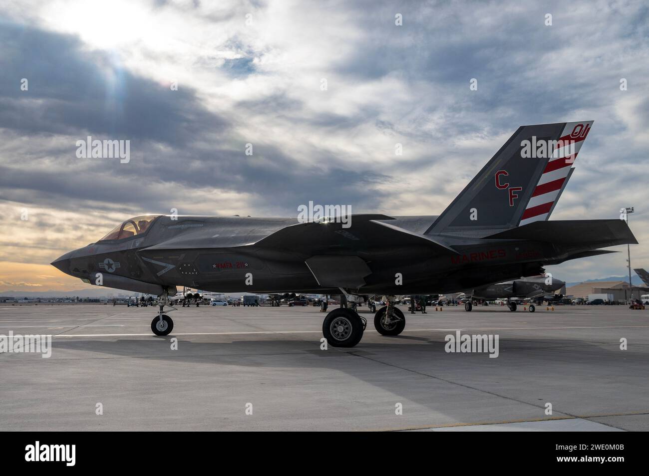 US Marine Corps F-35B assegnato alla Marine Corps Air Station Yuma, Arizona, taxi fuori per una missione Red Flag-24-1 a Nellis Air Force base, Nevada, 17 gennaio 2024. Questa bandiera rossa avrà circa 30 unità e quasi 2.000 partecipanti delle forze statunitensi e alleate. (Foto U.S. Air Force di William R. Lewis) Foto Stock