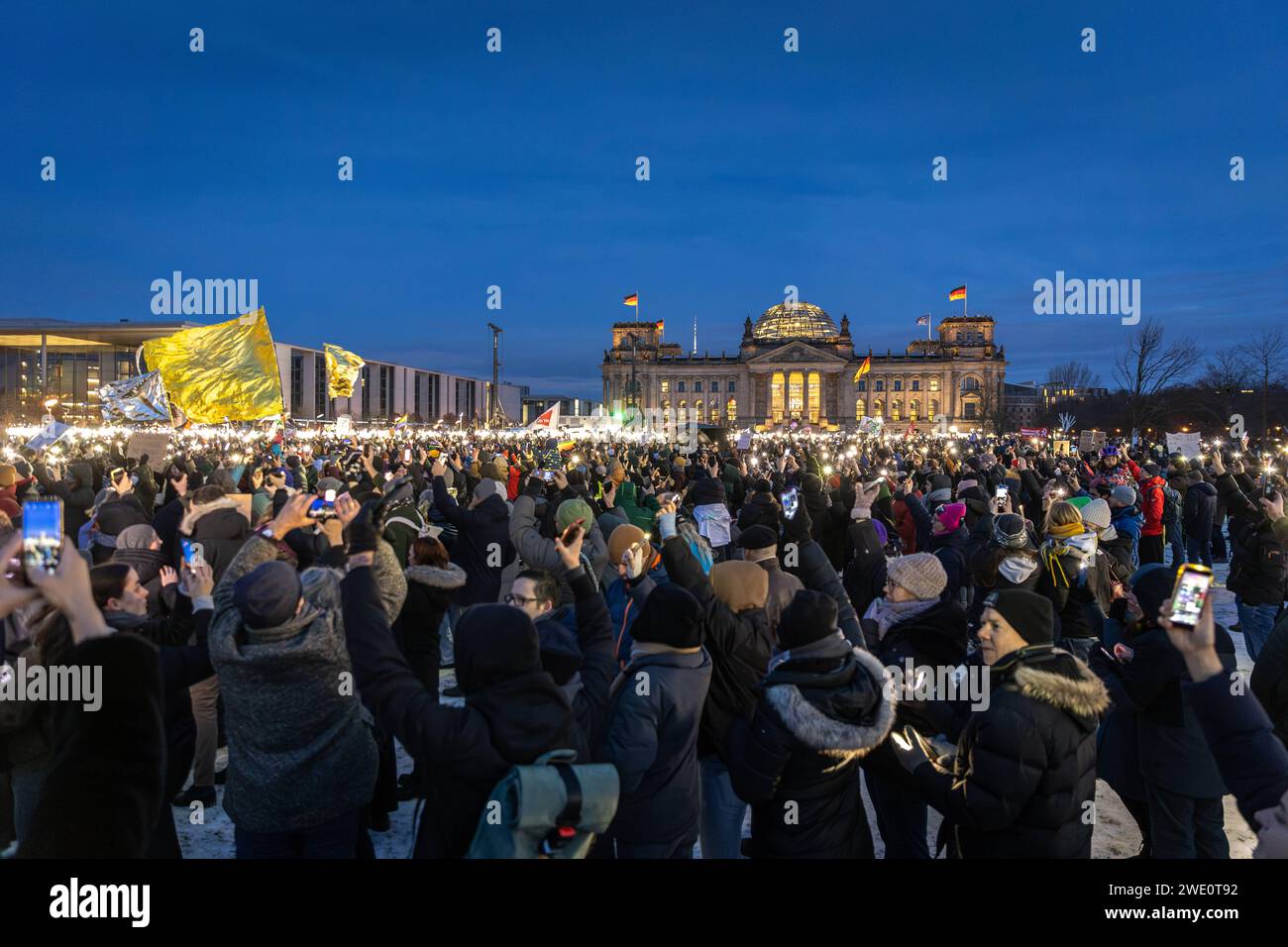 Demonstration gegen Rechts Demonstration gegen Rechtsextremismus und die AFD unter dem motto Demokratie verteidigen: Zusammen gegen Rechts auf dem Platz der Republik vor dem Reichstag a Berlino, 21.01.2024 Berlin Berlin Deutschland **** dimostrazione contro l'estremismo di destra dimostrazione contro l'estremismo di destra e l'AFD sotto il motto "difendere la democrazia insieme contro la destra in Platz der Republik di fronte al Reichstag di Berlino, 21 01 2024 Berlino Germania Foto Stock