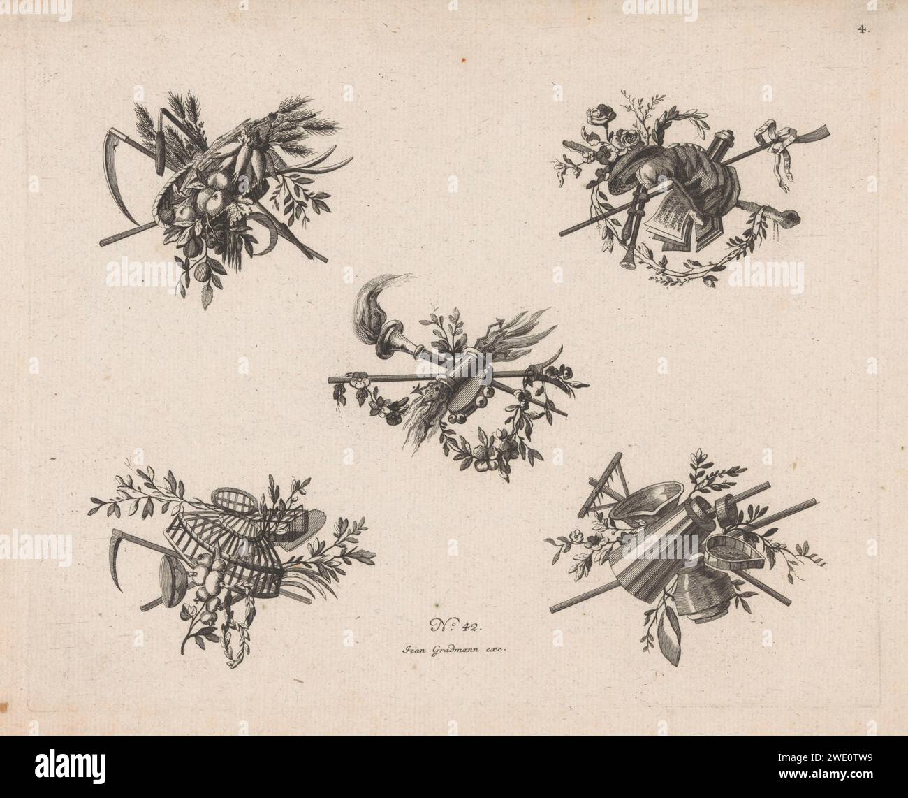 Attributi appartenenti all'Agricoltura, Johann Carl Schleich (possibile), 1769 - 1842 stampa cinque trofei. In alto a sinistra con verdure, frutta e falce. In alto a destra con una cornamusa, spartiti e personale. Al centro con attributi di dio come un tweetand, fulmini e torce. A sinistra sotto con una falce e gabbie. In basso a destra con un carn. Pubblicazione numero 42. trofeo di incisione di carta, cioè: disposizione decorativa di oggetti simbolici o tipici  ornamento. frutta e verdura  ornamento. cornamusa, musette. Forca a due punte  attributo di Plutone. sminuire Foto Stock