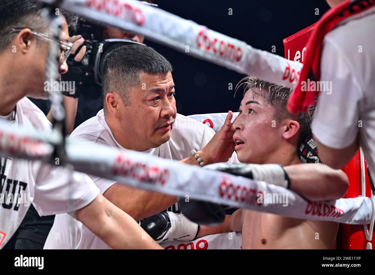 Il campione giapponese dei superbantamweight della WBC e della WBO Naoya Inoue (R) ascolta il suo allenatore e padre Shingo Inoue (L) mentre riceve il trattamento dall'allenatore Shiro Sakuma (C) prima del sesto round durante l'incontro di boxe World Super Bantamweight Championship Unified a quattro cinture all'Ariake Arena di Tokyo, Giappone il 26 dicembre 2023. Credito: Hiroaki finito Yamaguchi/AFLO/Alamy Live News Foto Stock