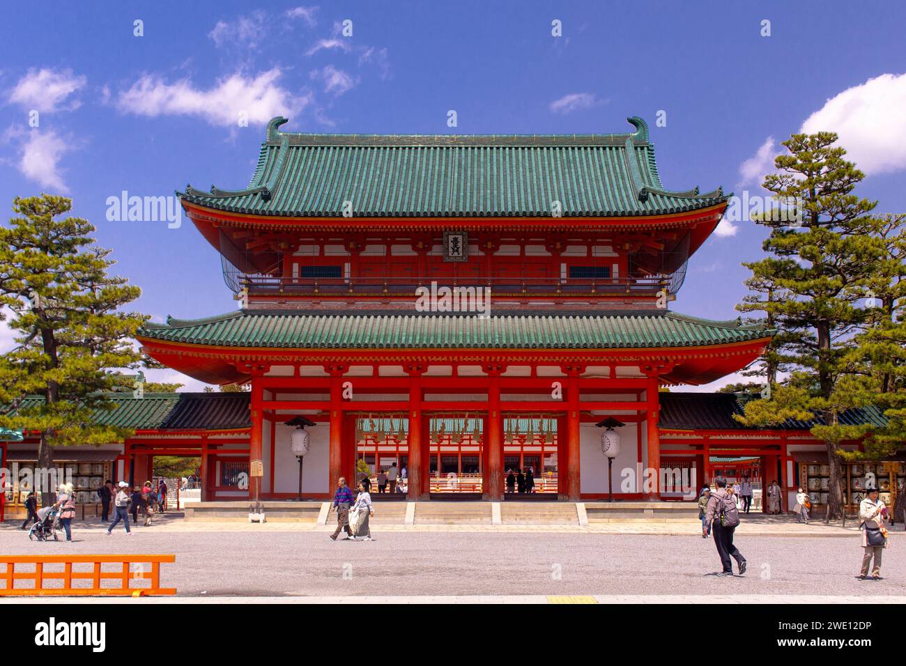 Di fronte al Santuario Heian a Kyoto Foto Stock