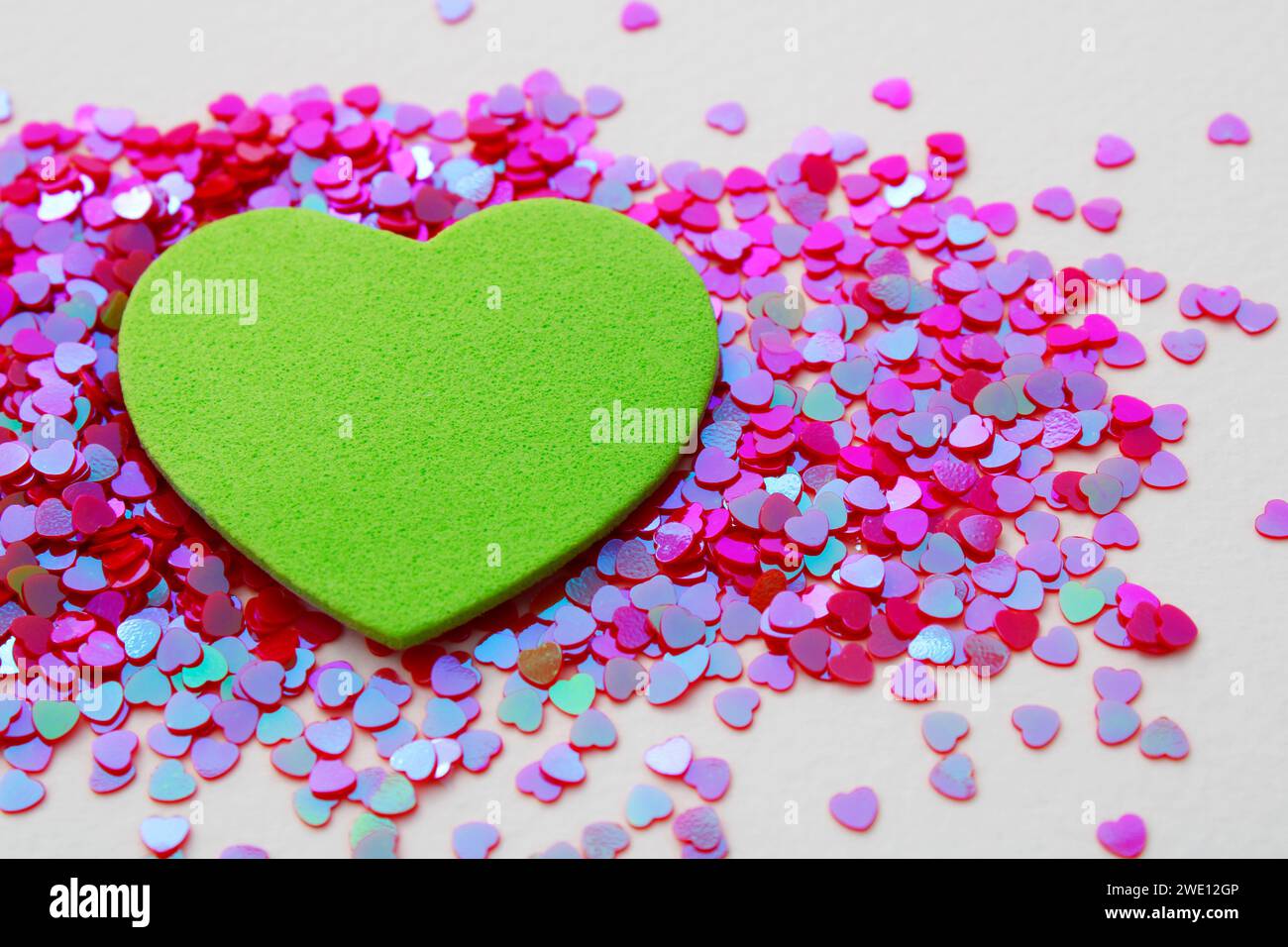 Cuore verde su un gruppo di piccoli cuori Foto Stock