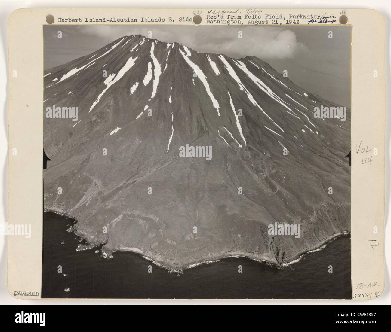 Isola di Aleutine - Isola di Herbert attraverso lo stretto di Kagalaska Foto Stock
