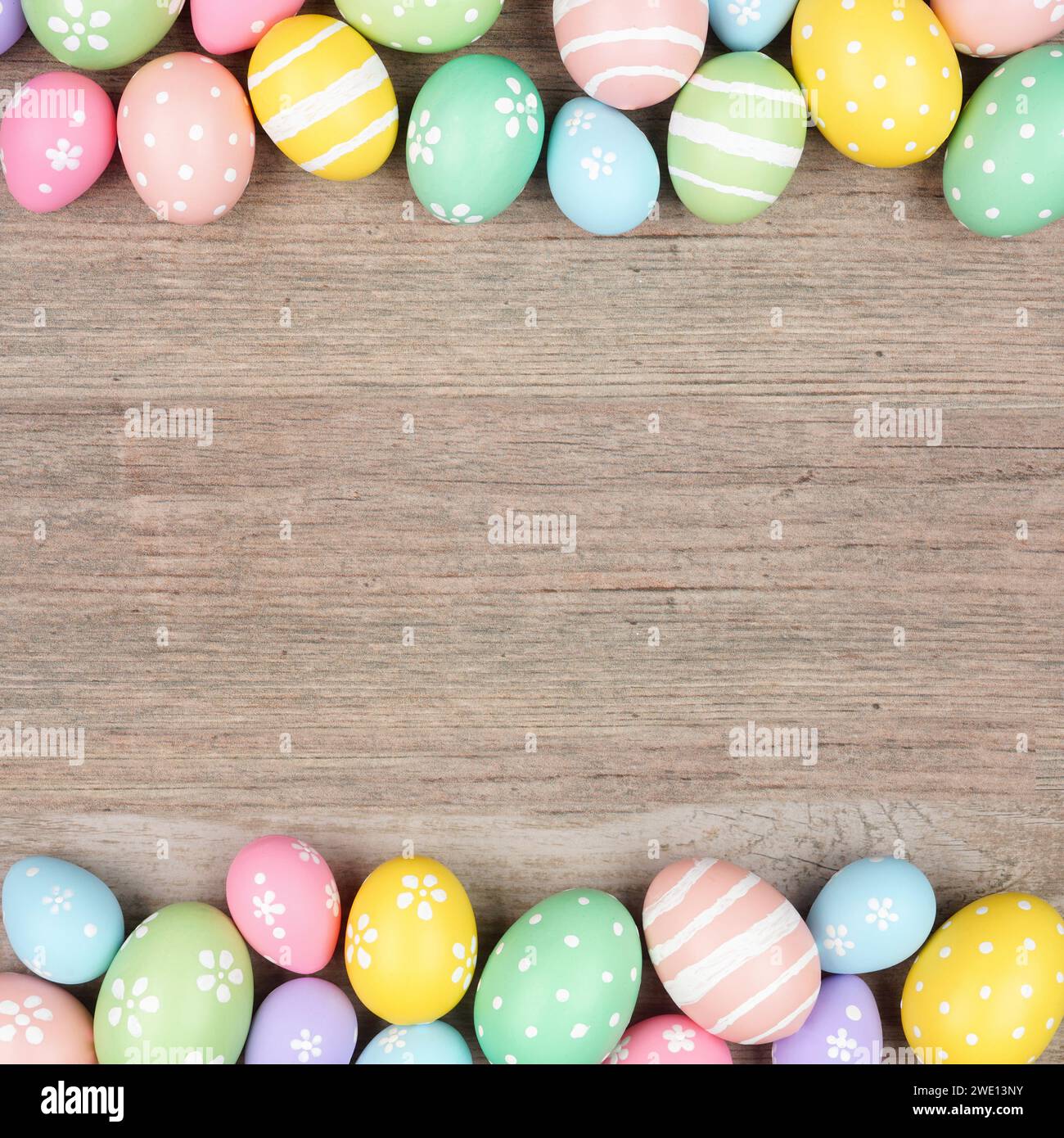Doppio bordo con uovo di Pasqua pastello colorato. Vista dall'alto su un quadrato, sfondo di legno chiaro. Copia spazio. Foto Stock