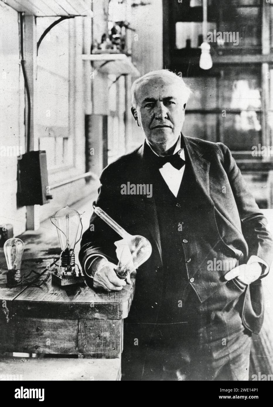 Thomas A Edison in laboratorio Foto Stock