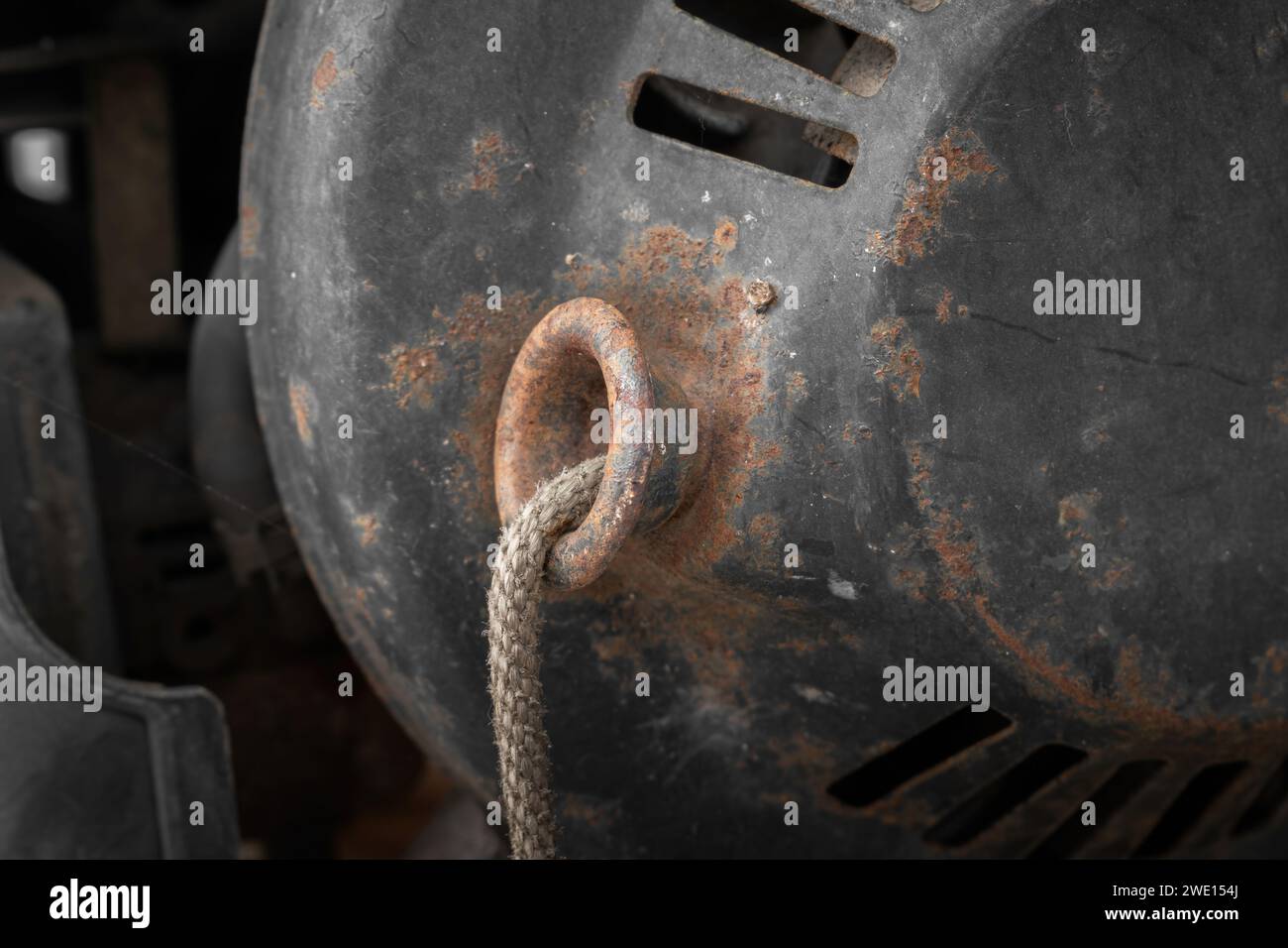 Primo piano di un vecchio generatore di energia. Vecchio generatore di riserva carburante giallo. Foto Stock