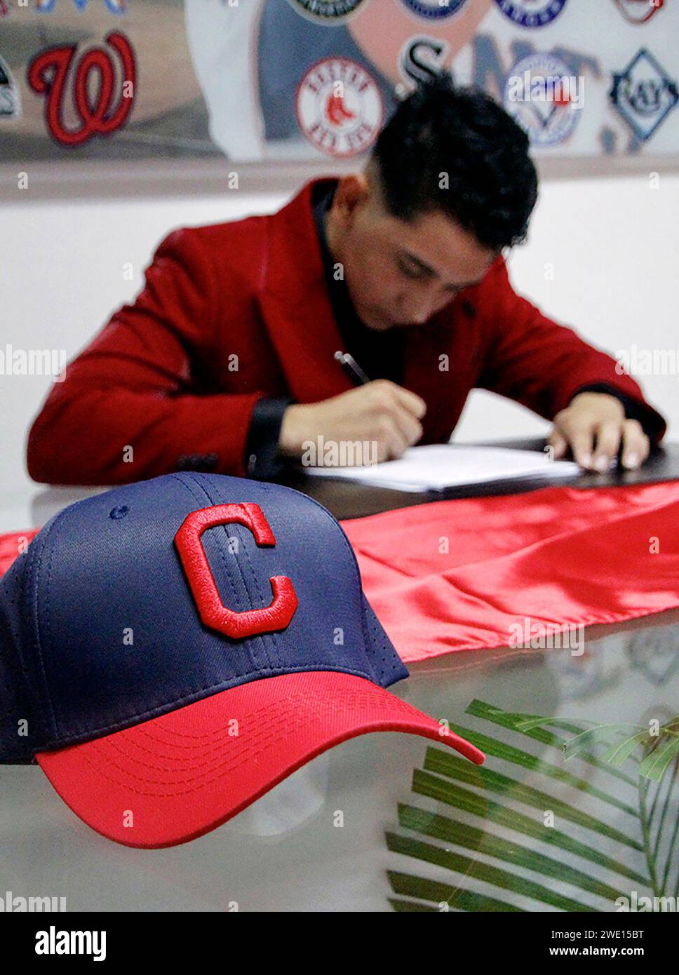 Repubblica Dominicana. 5 gennaio 2024. Il giovane giocatore di baseball venezuelano JUNEIKER CACERES firmò ufficialmente con i Cleveland Guardians, essendo uno dei giovani giocatori firmati dalla MLB all'inizio del 2024. Caceres, nativo dello stato di Falcon, fu addestrato presso l'Accademia Pablo Sandoval 48 nella Repubblica Dominicana. (Immagine di credito: © Reynaldo Perez/Pablo Sandoval 48 Academy via ZUMA Press Wire) SOLO USO EDITORIALE! Non per USO commerciale! Foto Stock