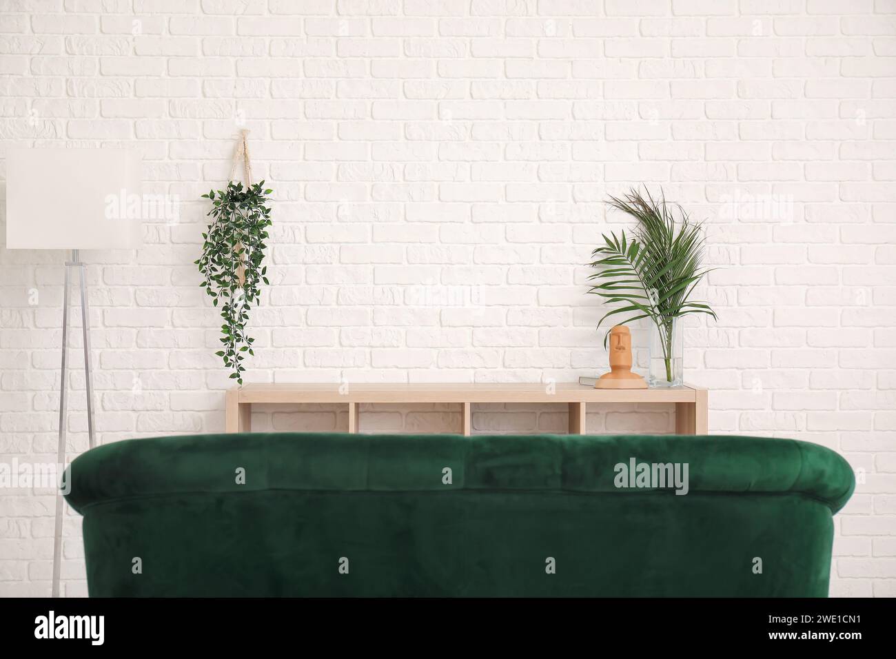 Interno del soggiorno con piedistallo TV e divano Foto Stock