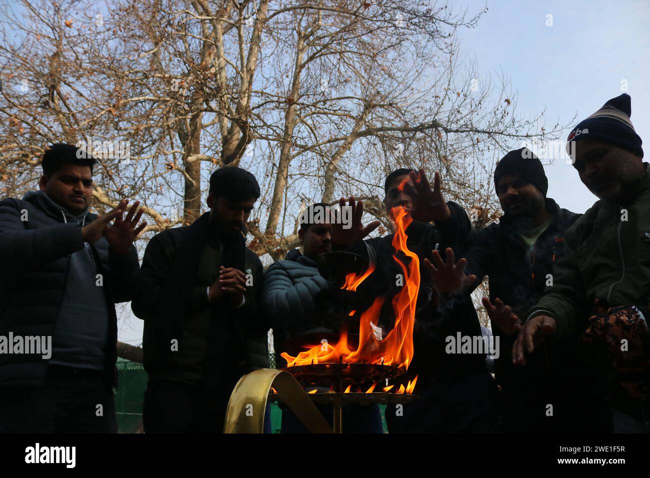 22 gennaio 2024, Srinagar Kashmir, India: I devoti indù pregano fuori dal tempio Shankaracharya durante l'inaugurazione del tempio Lord RAM di nuova costruzione ad Ayodhya, a Srinagar. Il tempio Ayodhya RAM è stato inaugurato con migliaia di dignitari presenti. Il primo ministro indiano Narendra modi, insieme a una squadra di sacerdoti, stanno eseguendo i principali rituali della 'pran pratishthaa'. La sicurezza è stata rafforzata nella città del tempio con personale della Rapid Action Force schierato in posizioni strategiche. Il 22 gennaio 2024, Srinagar Kashmir, India. (Foto di Firdous Nazir/Eyepix Group) Foto Stock