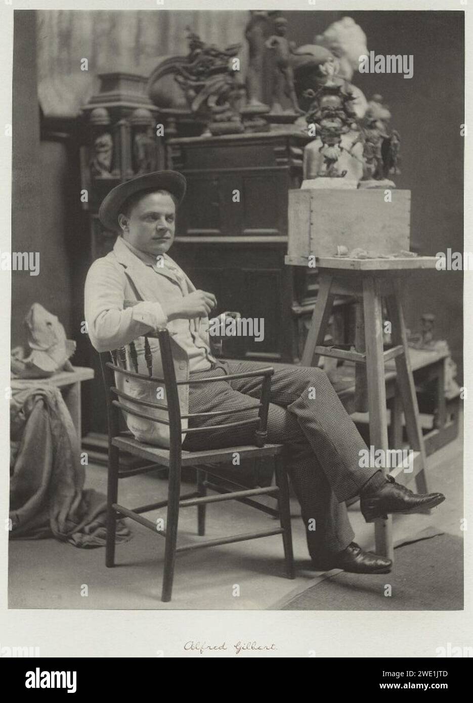 Alfred Gilbert nel suo studio. Foto Stock