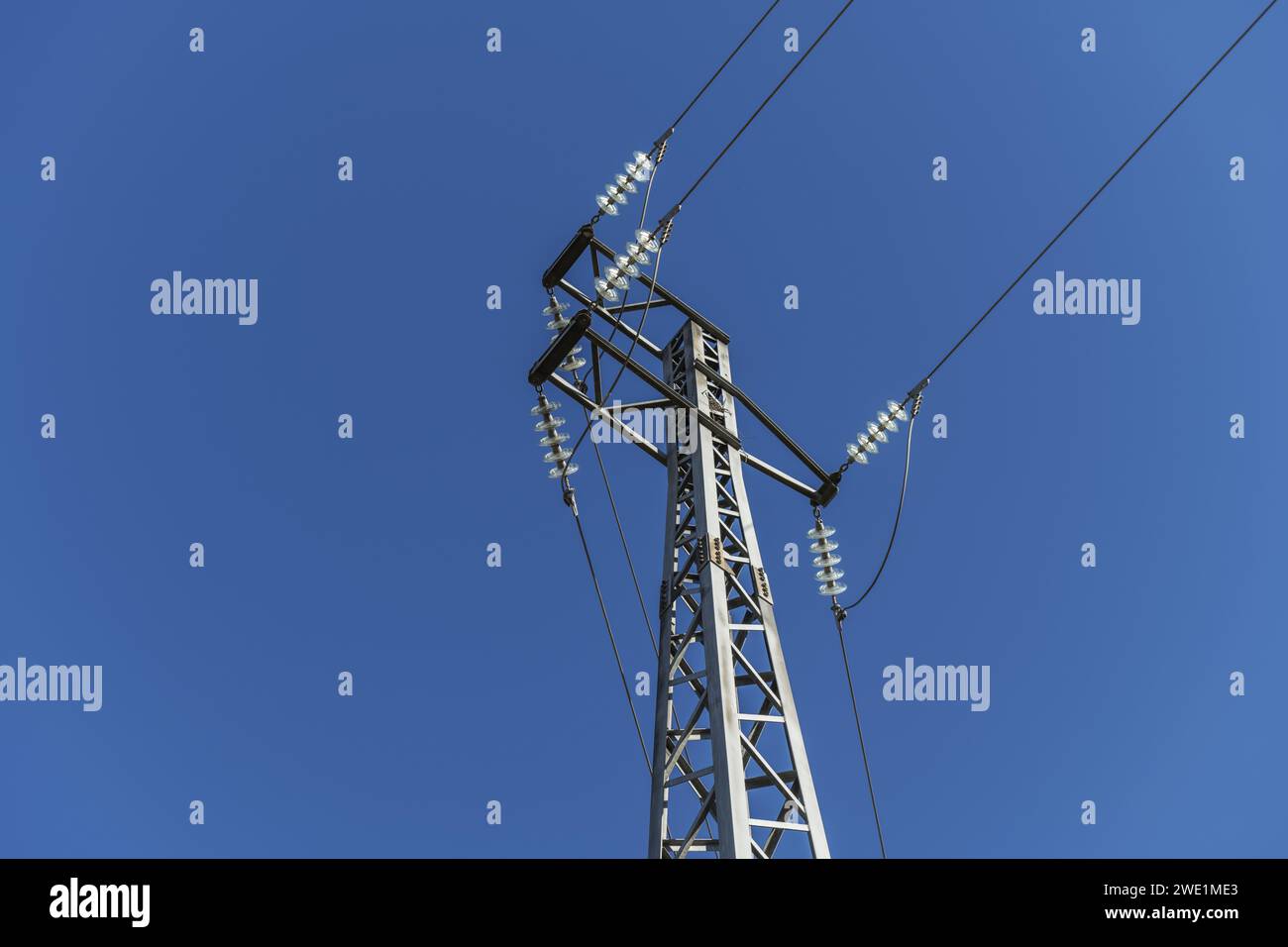Viste ad angolo ridotto di una torre per cavi ad alta tensione con gourds di isolamento elettrico Foto Stock