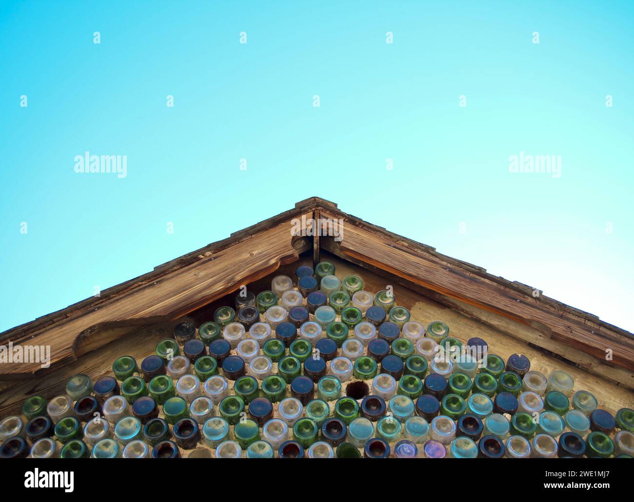 Vecchia bottiglia di vetro con tetto apribile Foto Stock